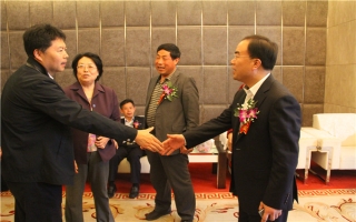 國家發展改革委資源節約與環境保護司牛波處長（和劉總握手）、全國墻材革新工作委員會會長滕軍力（女士）